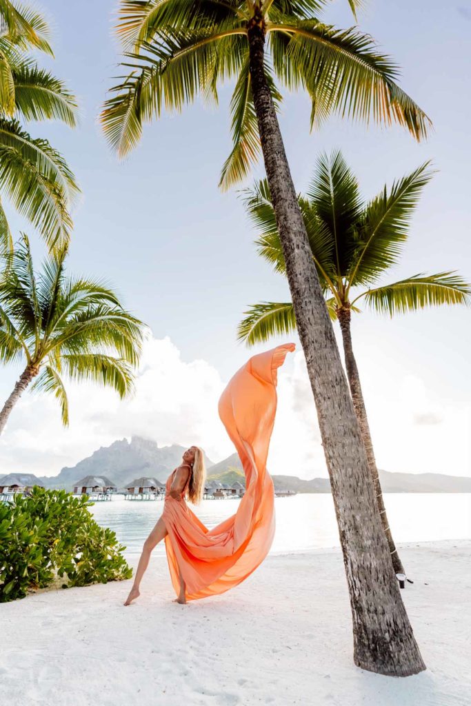 Bora Bora Photographer - Photoshoot with maxi flying dress - Coral Dress